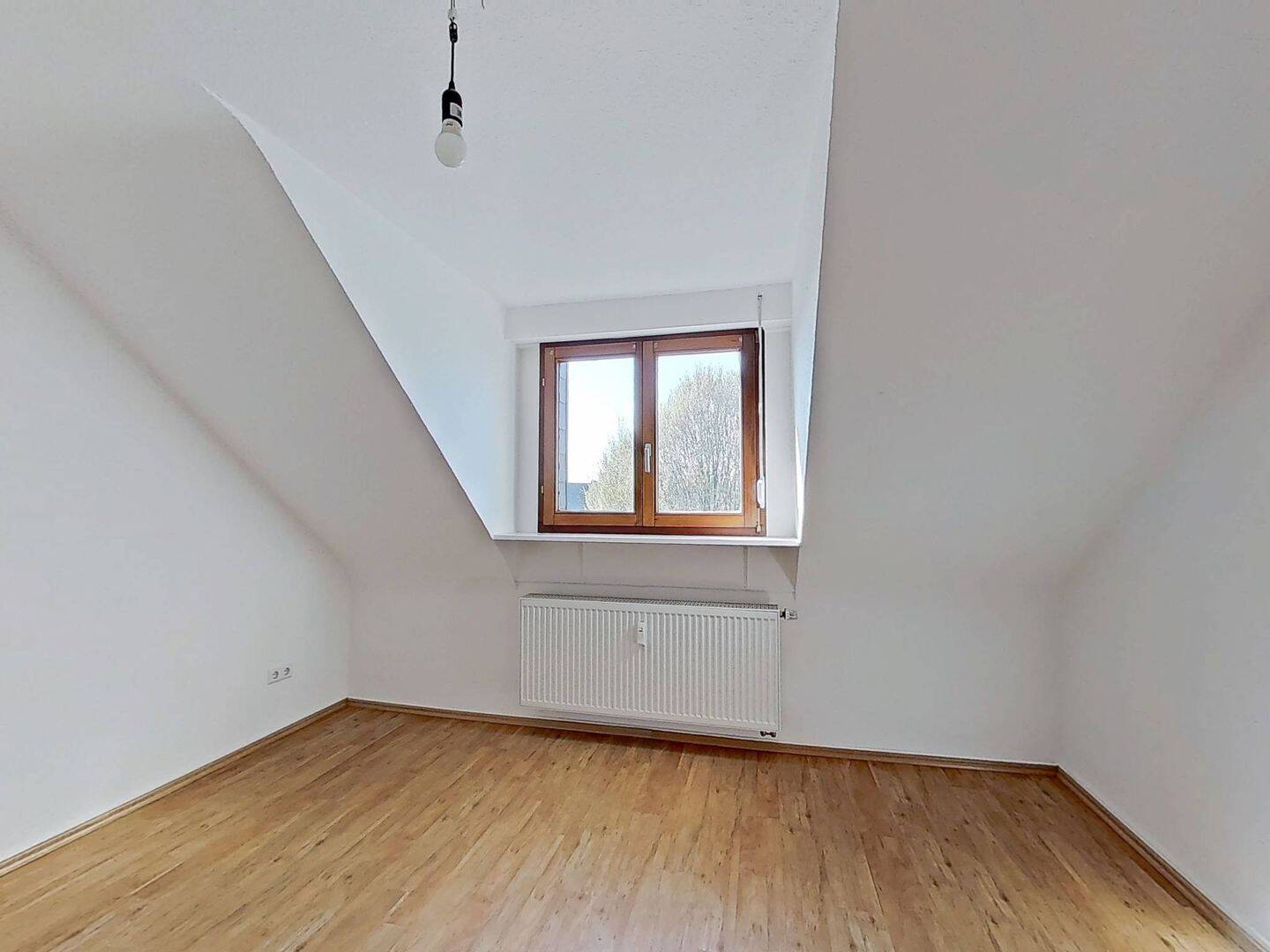 Schöne 2-Zi.-Dachgeschosswohnung mit Tageslichtbad – Leverkusen – Vorschaubild 2
