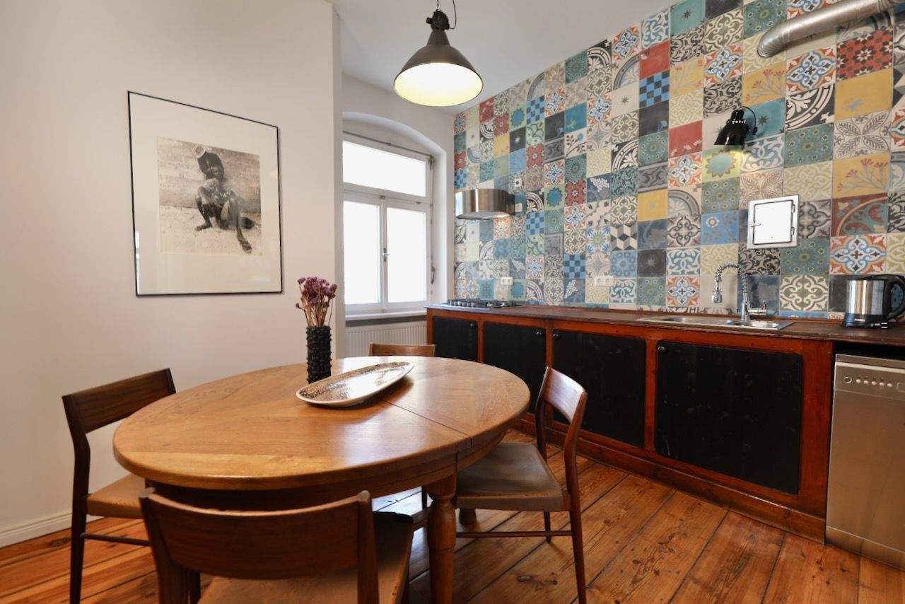STILVOLL AUSGESTATTET - ALTBAUCHARME MIT HOHEN DECKEN, STUCK & SCHÖNEN HOLZDIELEN - MIT BALKON – Berlin – Vorschaubild 3