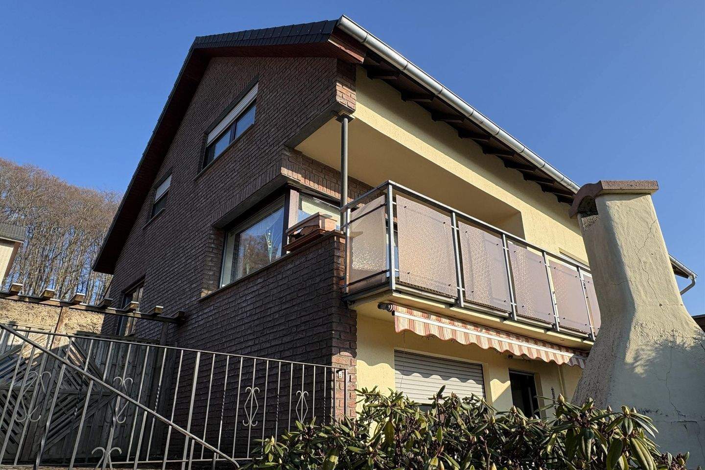 Großzügiges Zweifamilienhaus in attraktiver Hanglage – Kalletal – Bild 1 von 9