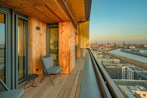 Leben zwischen Wasser und Skyline - im höchsten Holzhochhaus Deutschlands