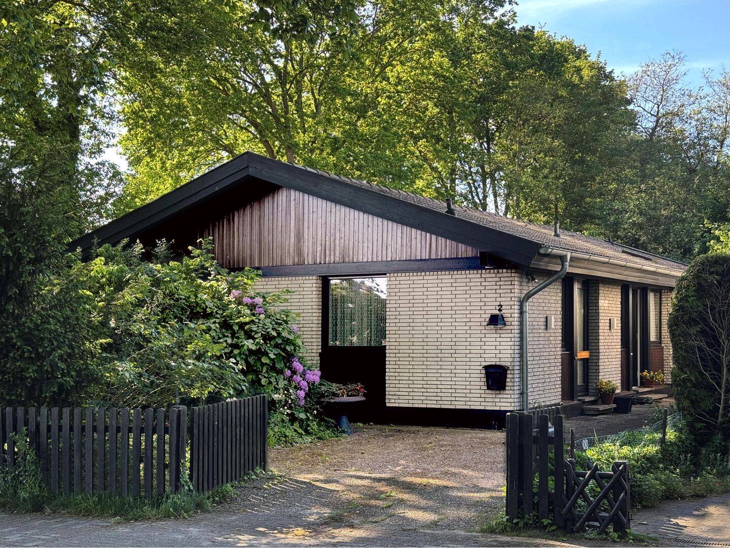 Courtagefrei – Charaktervoller Architektenbungalow mit Wintergarten, Kamin, Einliegerbereich und viel Grün am Stadtrand Bremen/Varrel – Bremen – Vorschaubild 3