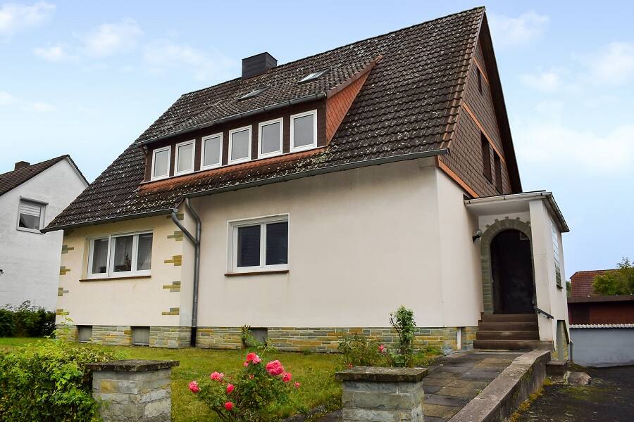 Staufenberg - Landwehrhagen: Ein-/ Zweifamilienhaus mit vielfältigen Gestaltungsmöglichkeiten! – Staufenberg – Bild 1 von 9