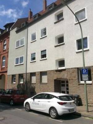Altbaucharme!! Geräumige 3,5 Zimmerwohnung frisch tapeziert und gestrichen.