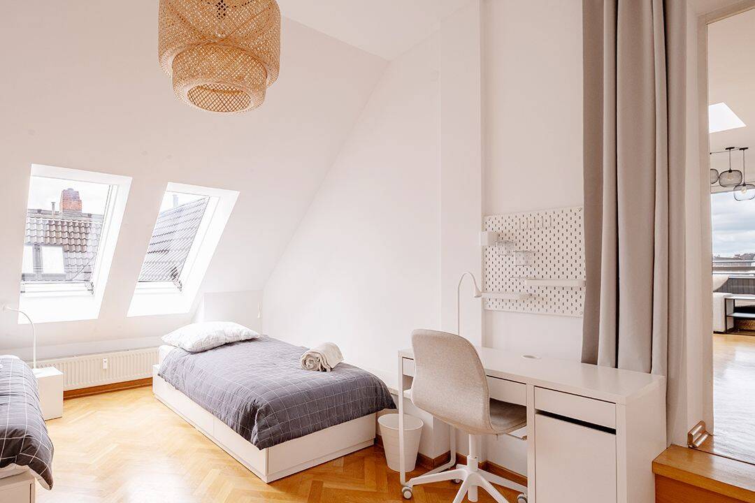 Helle und großzügige Dachgeschosswohnung mit Dachterrasse und freiem Blick nach Westen – Berlin – Vorschaubild 9