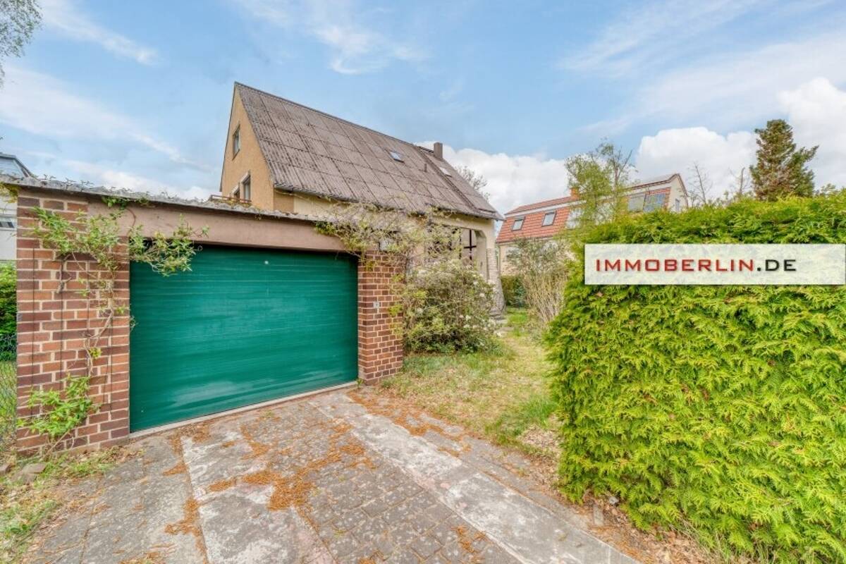 IMMOBERLIN.DE - Attraktives Zweifamilienhaus in Ruhelage beim Spandauer Forst – 13589 Berlin – Bild 1 von 9
