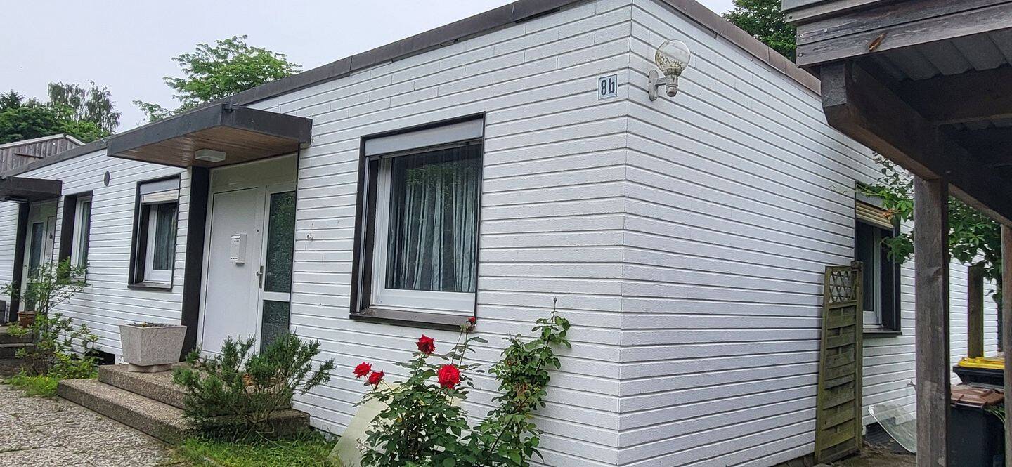 Charmanter DHH-Bungalow in begehrter Wohnlage von Ahrensburg, 4 Zimmer, ca. 84 m² Wohnfläche, ca. 360 m² Grundstück, Vollkeller, Carport