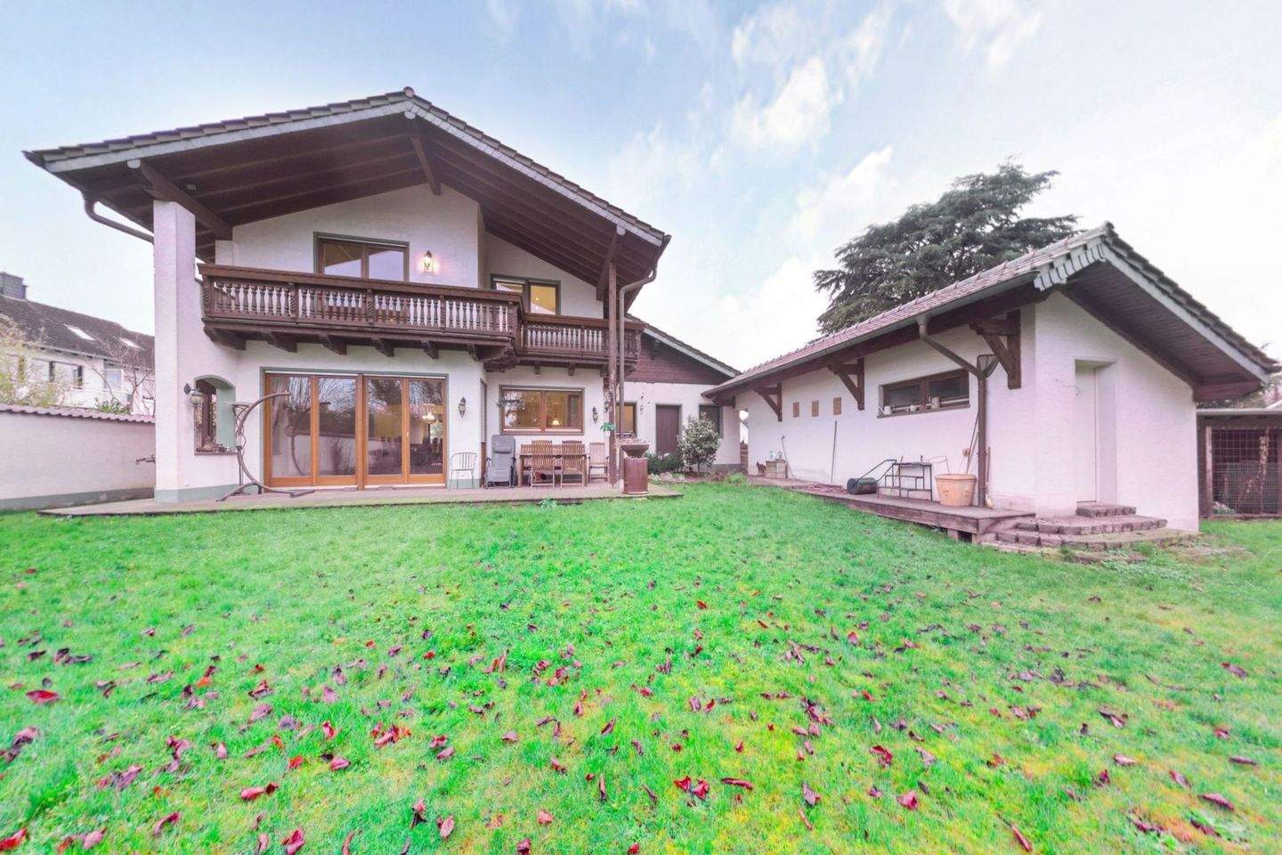 Schönes Einfamilienhaus mit viel Platz, Garten & Entwicklungspotenzial in Niederkassel Rheidt – Niederkassel – Bild 1 von 9