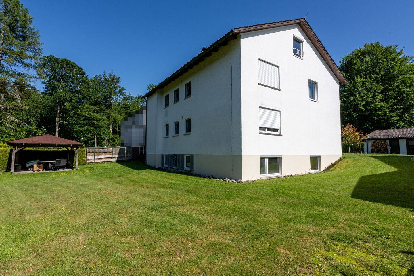Gepflegtes Zweifamilienhaus mit großem Garten, drei Garagen und vielseitigen Nutzungsmöglichkeiten – Isny im Allgäu – Vorschaubild 5