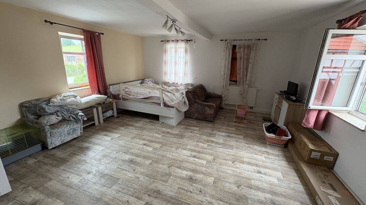 Charmantes Bauernhaus mit Stallungen, großem Grundstück und modernem Wohnkomfort. – Bremsnitz – Bild 1 von 9