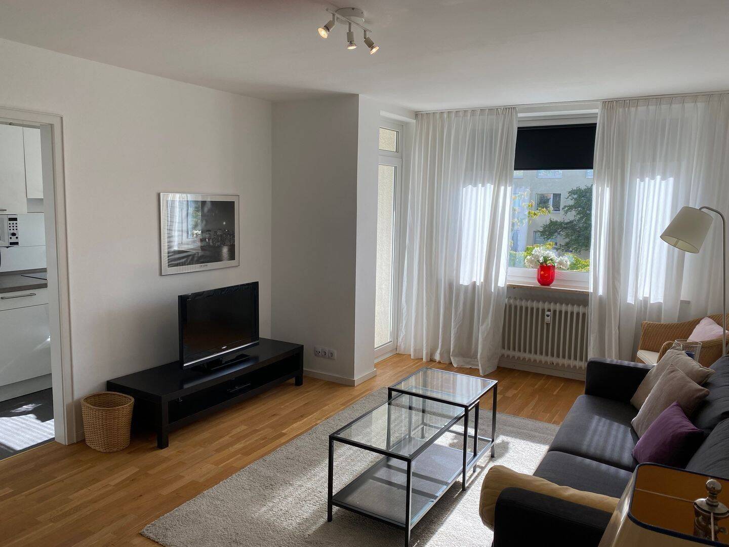 Möbliert: Moderne 2-Zimmer Wohnung mit Balkon – München – Vorschaubild 2