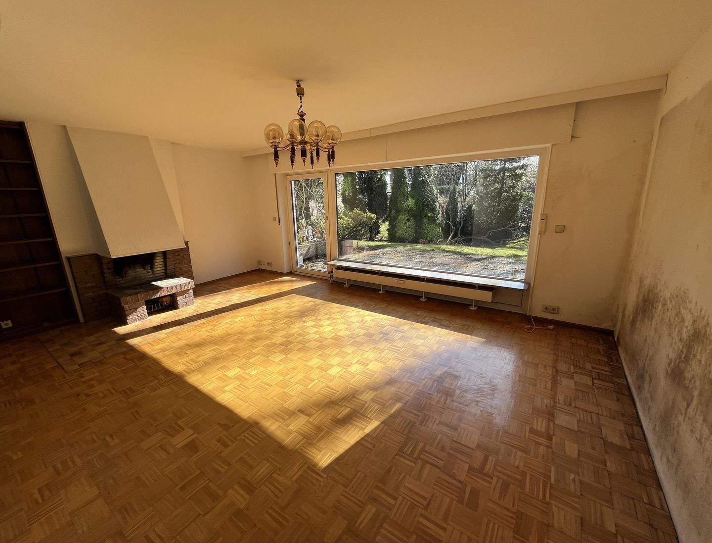 Sonnenterrasse, Kamin und herrlicher Gartenblick – sanierungsbedürftiges Zuhause in Marienthal – Hamburg – Vorschaubild 2