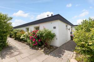 Wohnen mit Privatsphäre - Stilvoller Atrium-Bungalow in Hamburg-Sasel – 22393 Hamburg – Vorschaubild 1