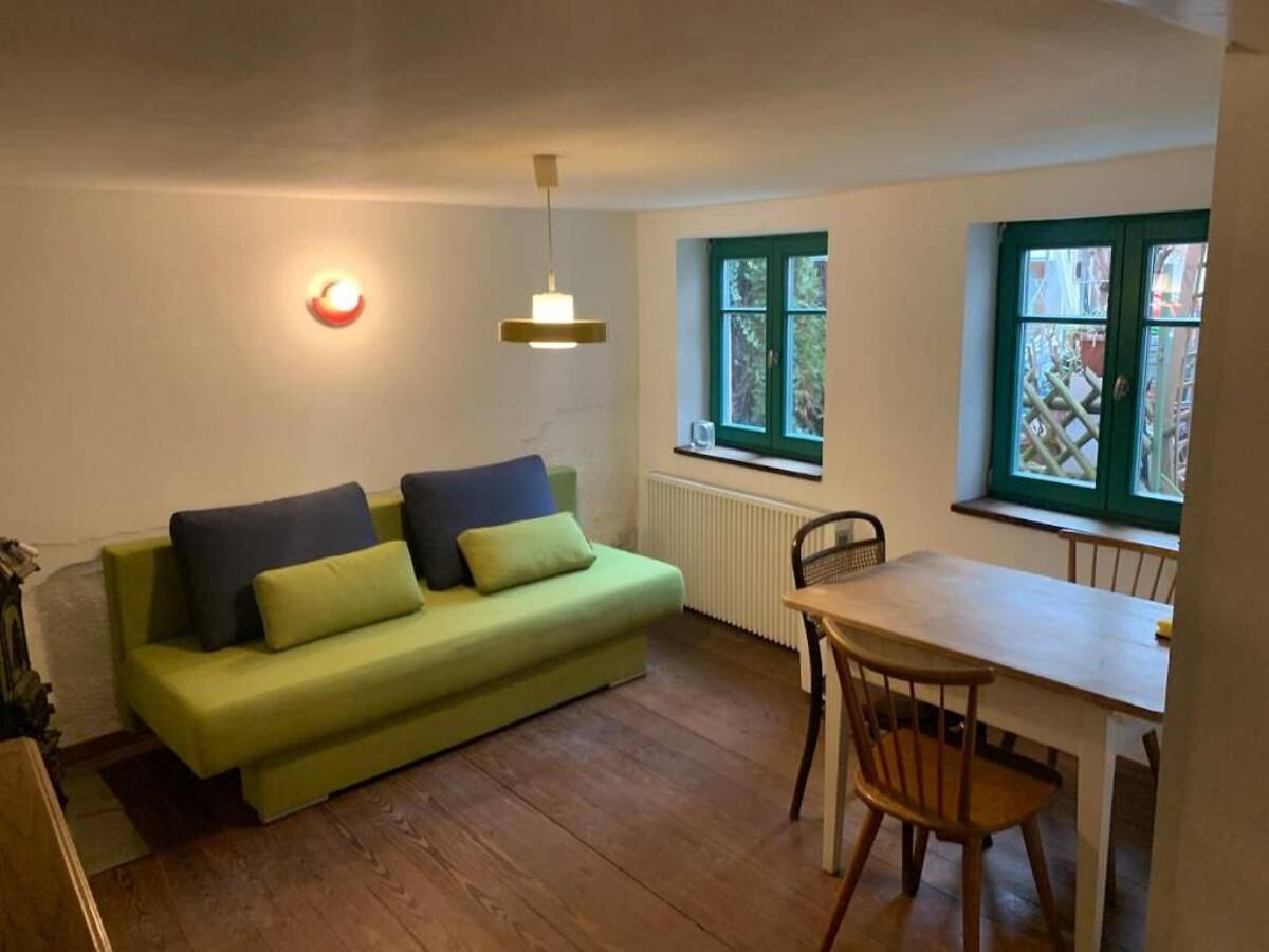 **Gemütlicher Altbau-Charme trifft Profi-Küche: Voll möblierte 2-Zimmer-Erdgeschosswohnung mit Kaminofen** – 89077 Ulm – Bild 1 von 9