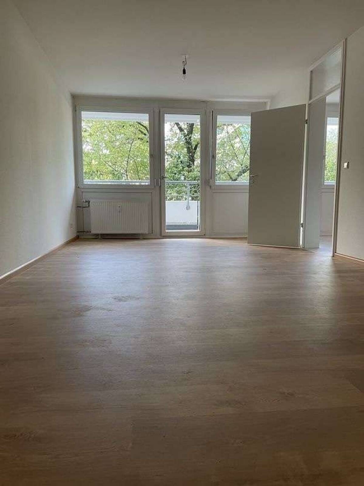 Exklusiv saniert und perfekt geschnitten - 2-Zimmer-Wohnung mit großzügigem Balkon – 79114 Freiburg im Breisgau – Bild 1 von 9