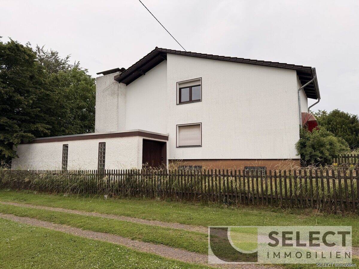 Großzügiges freistehendes Wohnhaus mit zwei Garagen in ruhiger Wohnlage – Schwalbach – Vorschaubild 2