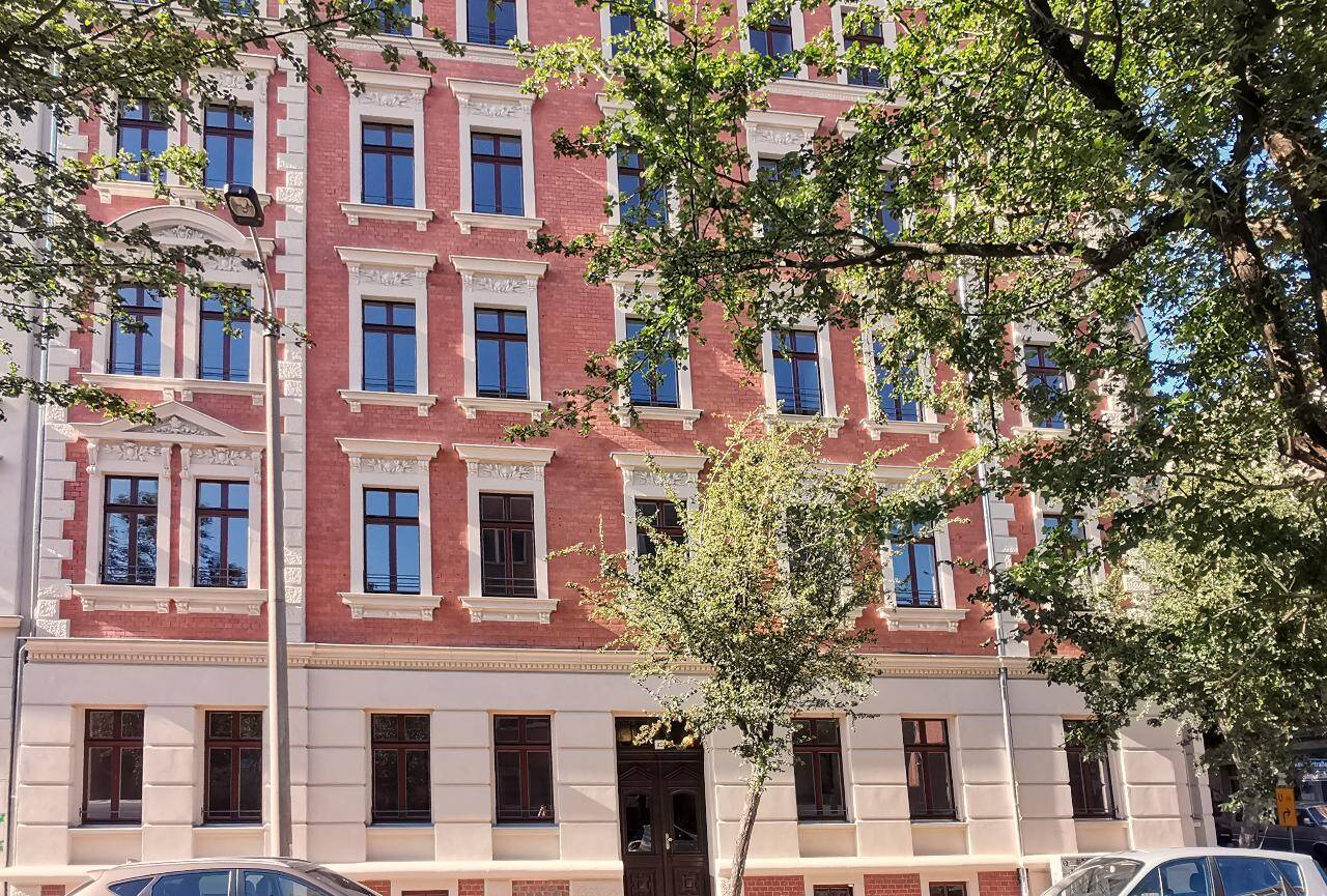 Einziehen und Wohlfühlen... großzügige 2-Zimmer-Wohnung mit Balkon! Wohnküche + EBK + Wanne/Dusche + Lift + gepflegtes MFH – Leipzig – Vorschaubild 3