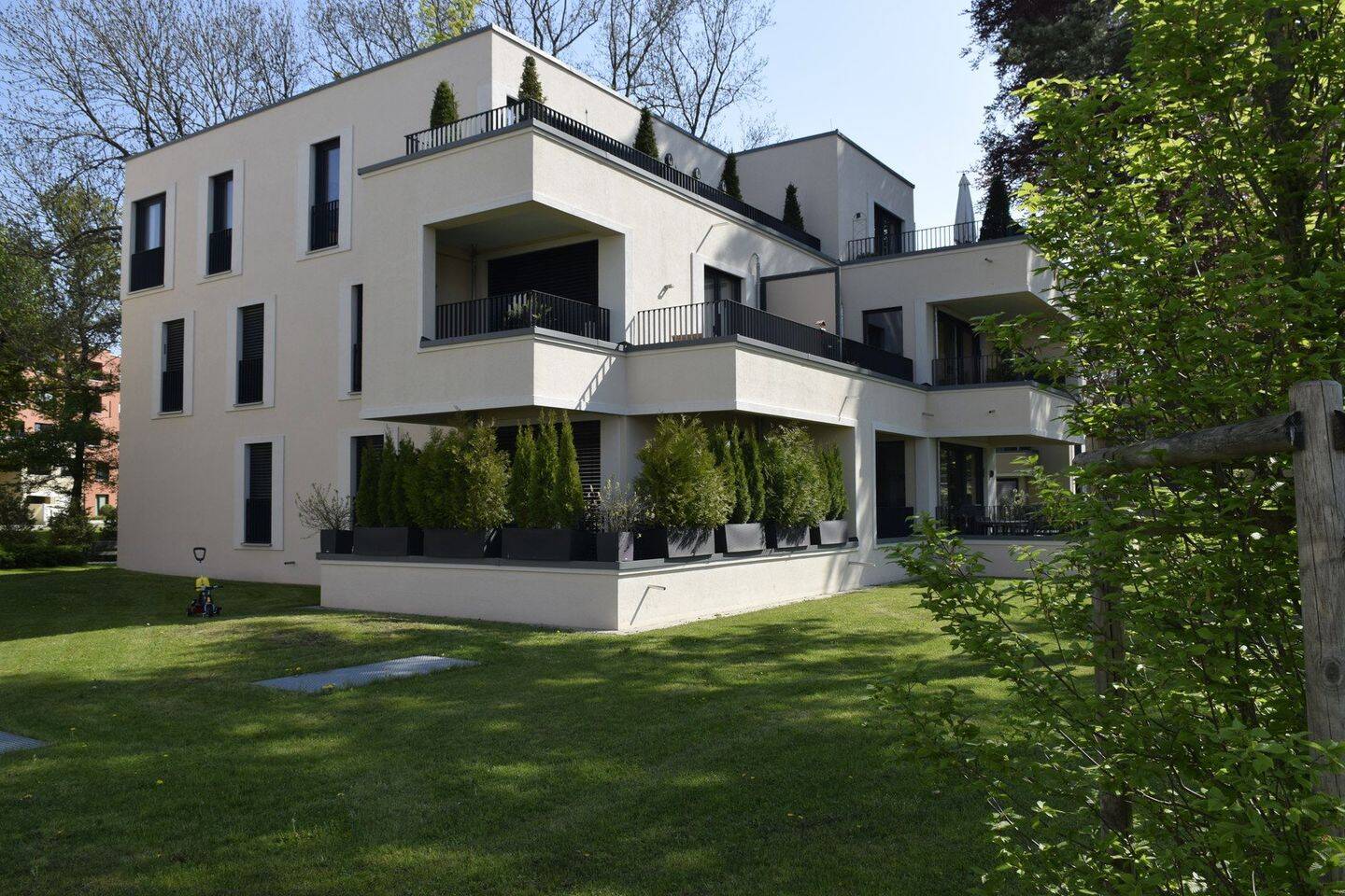 Moderne & exklusive Stadtwohnung mit Einbauküche & großer sonniger Loggia in schöner Parkanlage – Augsburg – Bild 1 von 9