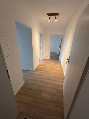 Sofort bezugsfertig! Erstbezug nach Teilsanierung: 2-Zimmer-DG-Wohnung mit Aufzug in Hildburghausen – 98646 Hildburghausen – Vorschaubild 2