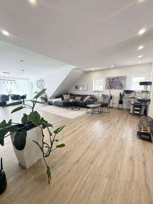 Neuwertige helle 2,5 Zimmer Dachgeschosswohnung mit 2 Stellplätzen und Balkon – 90574 Roßtal – Vorschaubild 4