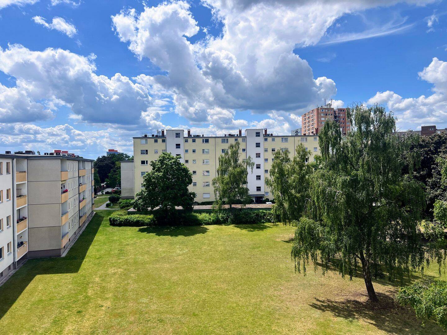 Bezugsfreie + käuferprov.freie 2-Zi.-Whg. mit Balkon + Aufzug in SPANDAU + 2025 teilsaniert + Garage – Berlin – Vorschaubild 2