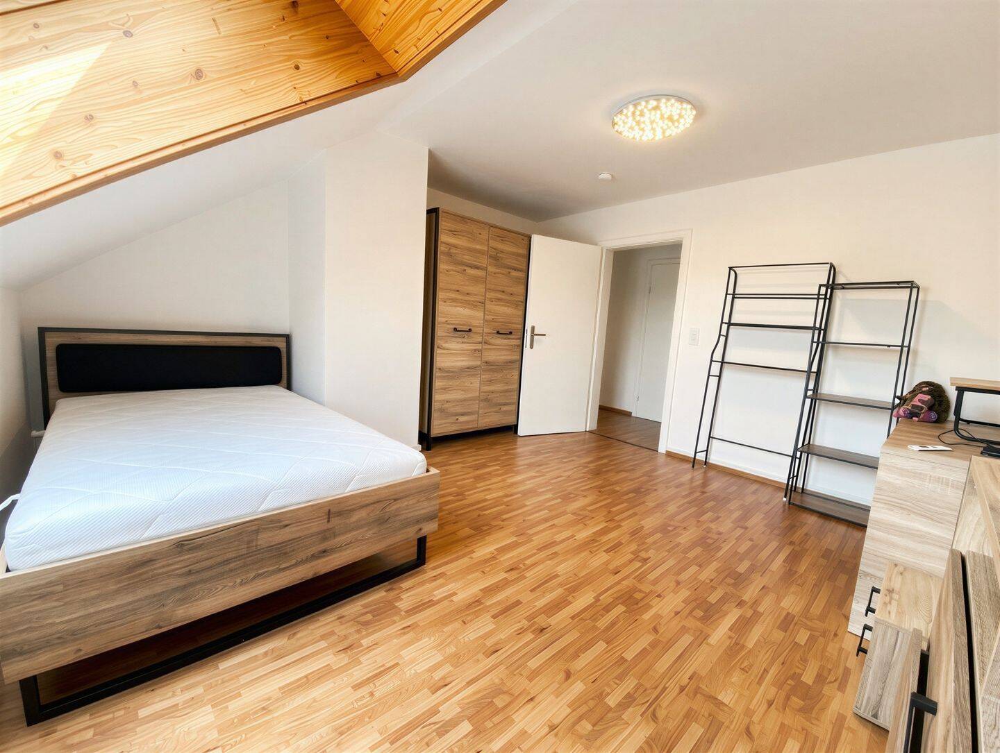 Große und vollmöblierte 4,5-Zimmer-Wohnung im Komponistenviertel! – Darmstadt – Bild 1 von 7