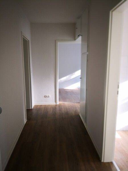 Zum Einzug frisch renovierte und sanierte 3-Zimmer-Wohnung mit Balkon – Duisburg – Vorschaubild 4