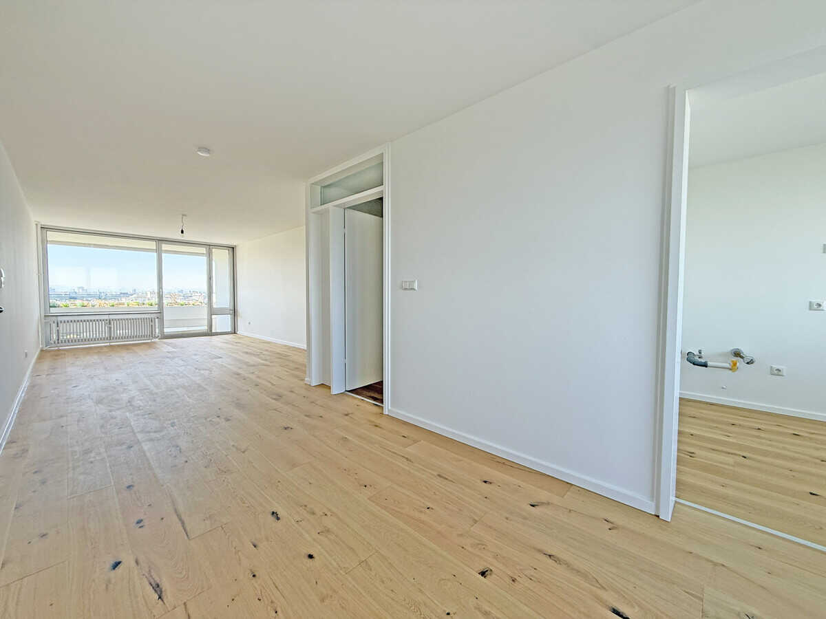 Weitblick, Sonne & Raum: Renovierte 4-Zimmer-Wohnung in der denkmalgeschützten Olympia Pressestadt – München – Vorschaubild 3