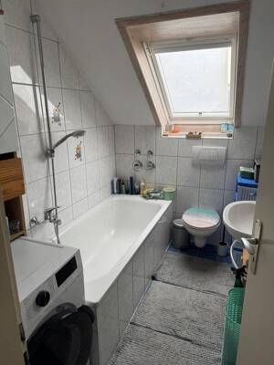 ZEITMIETVERTRAG! 2-Zimmer-Dachgeschosswohnung m. EBK u. großen Garten in KN Uninähe – 78464 Konstanz – Vorschaubild 2