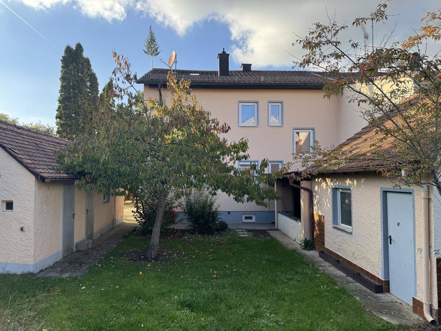 Gut gelegene Doppelhaushälfte mit großem Garten und Bauland – Heßdorf – Vorschaubild 2