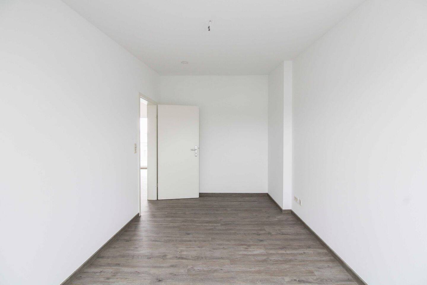 Sofort bezugsfrei: Frisch renovierte Dachgeschosswohnung (ohne Aufzug) im Altbau mit großem Balkon – Berlin – Vorschaubild 5