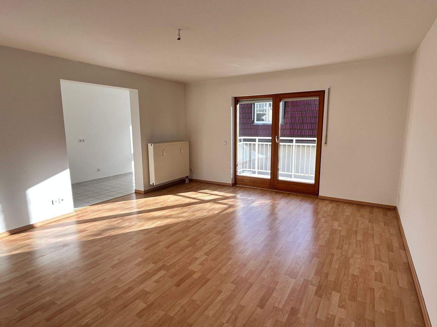 GERÄUMIGE WOHNUNG MIT BALKON UND CARPORT IM SCHÖNEN RABENSTEIN – Chemnitz – Vorschaubild 3