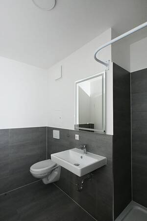 Denkmalschutz trifft moderne Wohnung: Sanierte 2-Zimmerwohnung mit neuer Einbauküche – 39104 Magdeburg – Vorschaubild 2