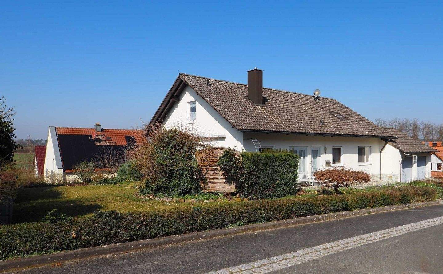 ! Hier können Sie Ihr neues Zuhause selbst gestalten ! 1-2 Familienhaus mit großem Garten und Doppelgarage – Wachenroth – Bild 1 von 9