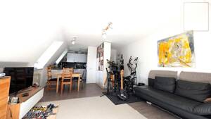 Charmante Dachgeschosswohnung mit Balkon, Gemeinschaftsgarten und Tiefgaragenstellplatz in O-Menzing – 81245 München – Vorschaubild 2