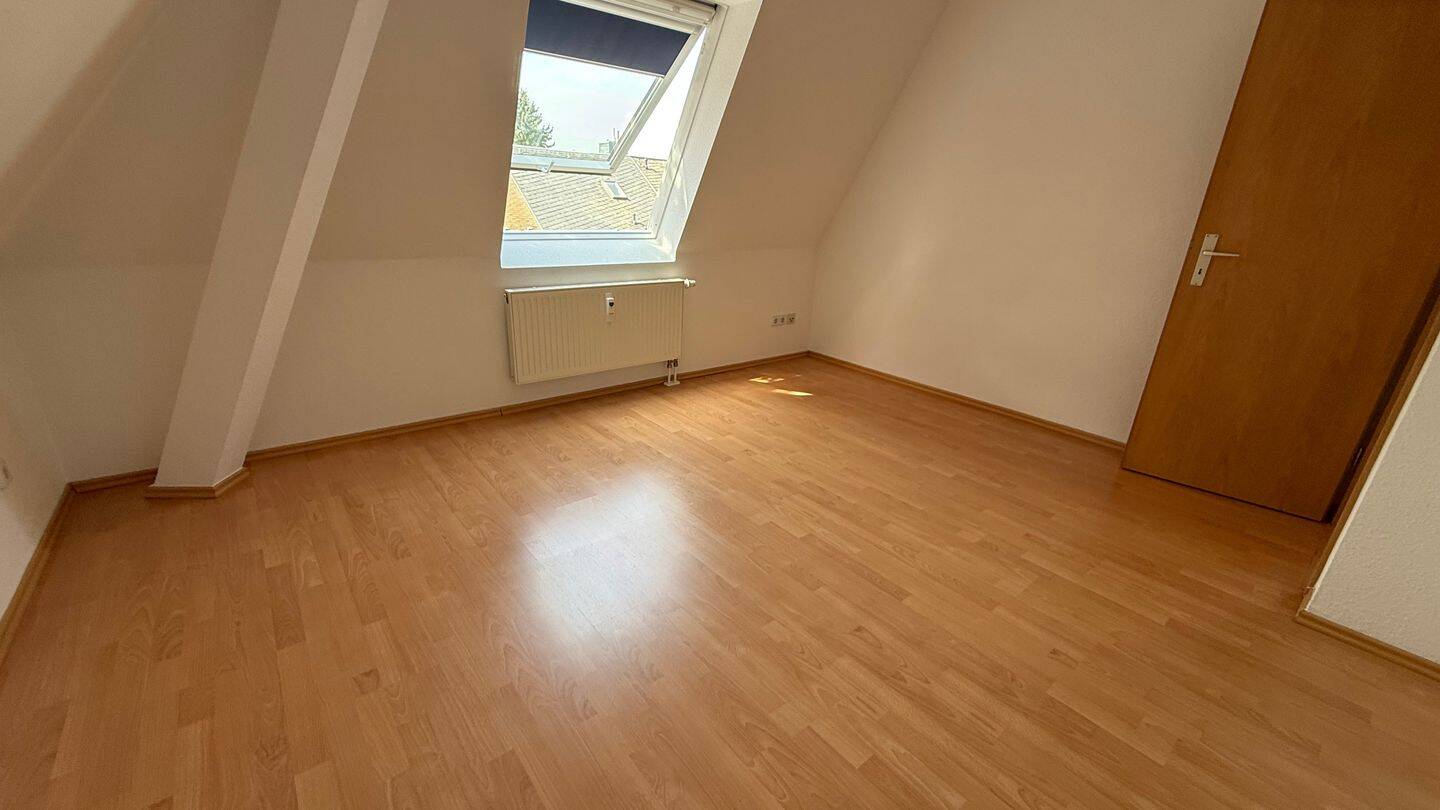 Am Heimgarten im DG ! Bad mit Fenster + Dusche / offene Küche – Chemnitz – Vorschaubild 5