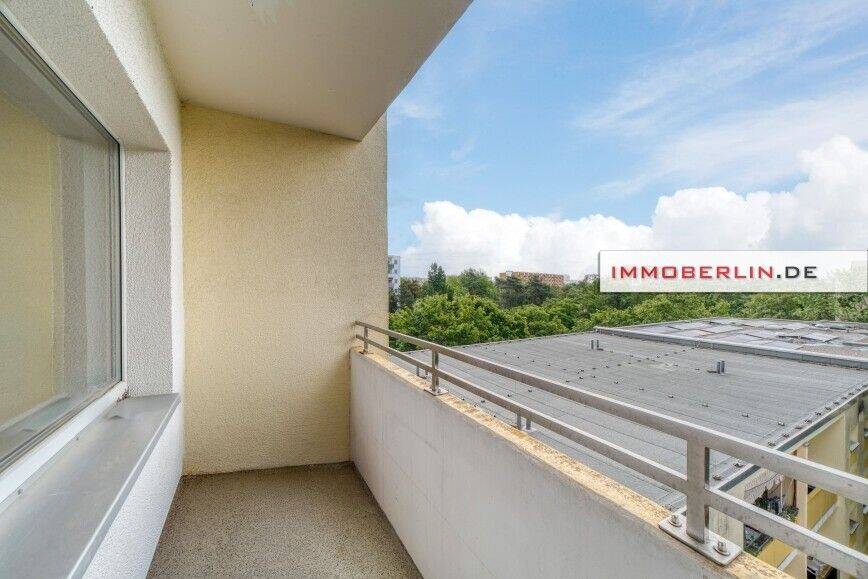 IMMOBERLIN.DE - Gepflegte Wohnung mit Westloggia & Tiefgaragenplatz in Ruhelage – Berlin – Vorschaubild 4