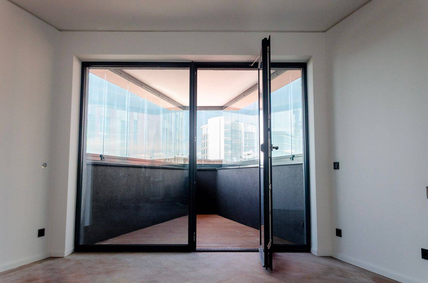 Über den Dächern der HafenCity: Skyline-Views vom 10. Obergeschoss (Endetage) im Eleven Decks – Hamburg – Vorschaubild 3