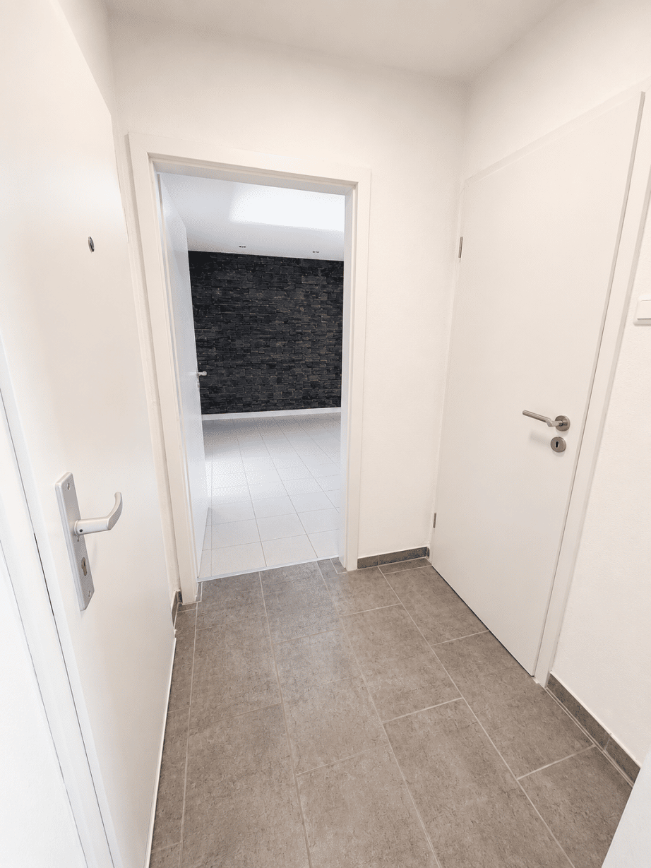 Helle 3-Zimmer-Wohnung mit Balkon, hochwertiger Einbauküche und großem Privatgarten. – Saarbrücken – Vorschaubild 3