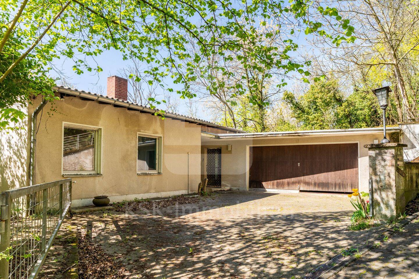 Sanierungsbedürftiges Einfamilienhaus in Hanglage mit Weitblick und großem Potenzial – Königswinter – Bild 1 von 8