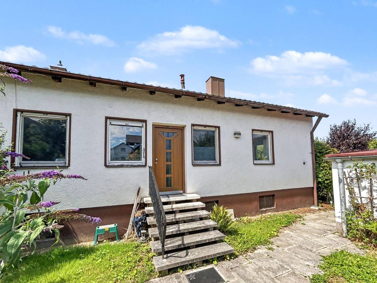 Sanierungsbedürftiges Einfamilienhaus mit Potenzial auf ruhigem Grundstück im Ingolstädter Südwesten – 85051 Ingolstadt – Bild 1 von 9