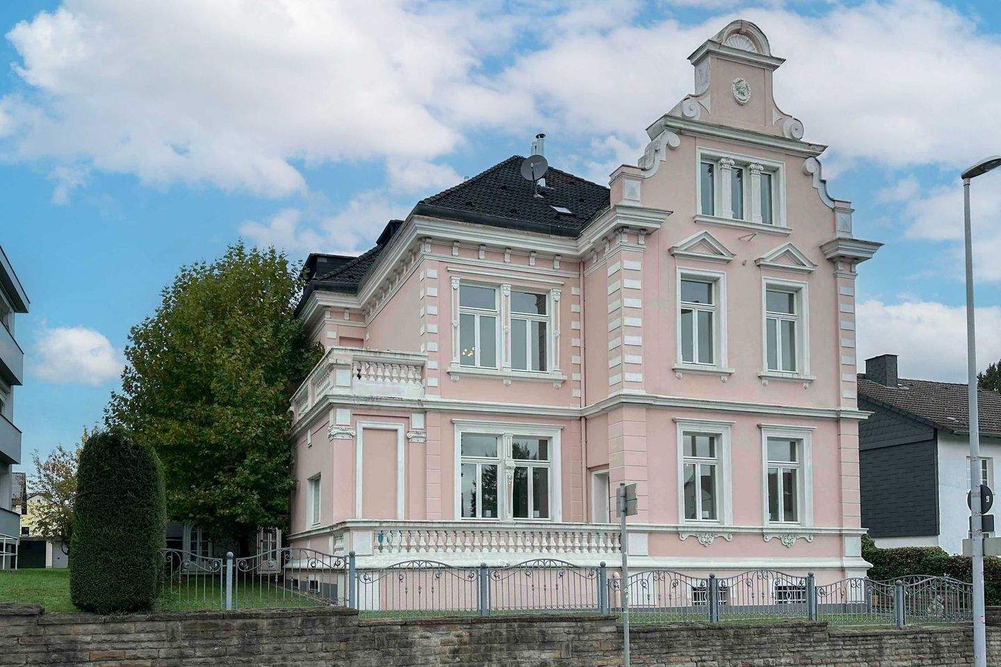 Stilvolle Villa in Mülheim an der Ruhr - Historischer Charme trifft modernen Wohnkomfort – Mülheim an der Ruhr – Bild 1 von 9