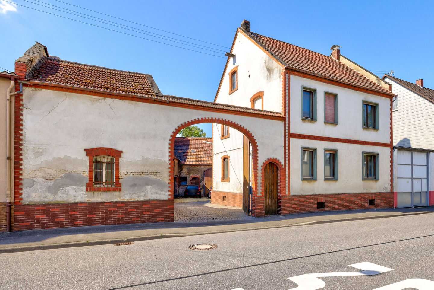 "Großzügiger Bauernhof mit Scheune und Nebengebäuden – Viel Potenzial für Handwerker und Gewerbe"