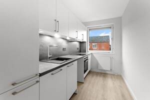 Dachgeschoss 2-Zimmer, Einbauküche, Duschbad mit Fenster, Balkon und Garagenstellplatz in Stade – 21683 Stade – Vorschaubild 3