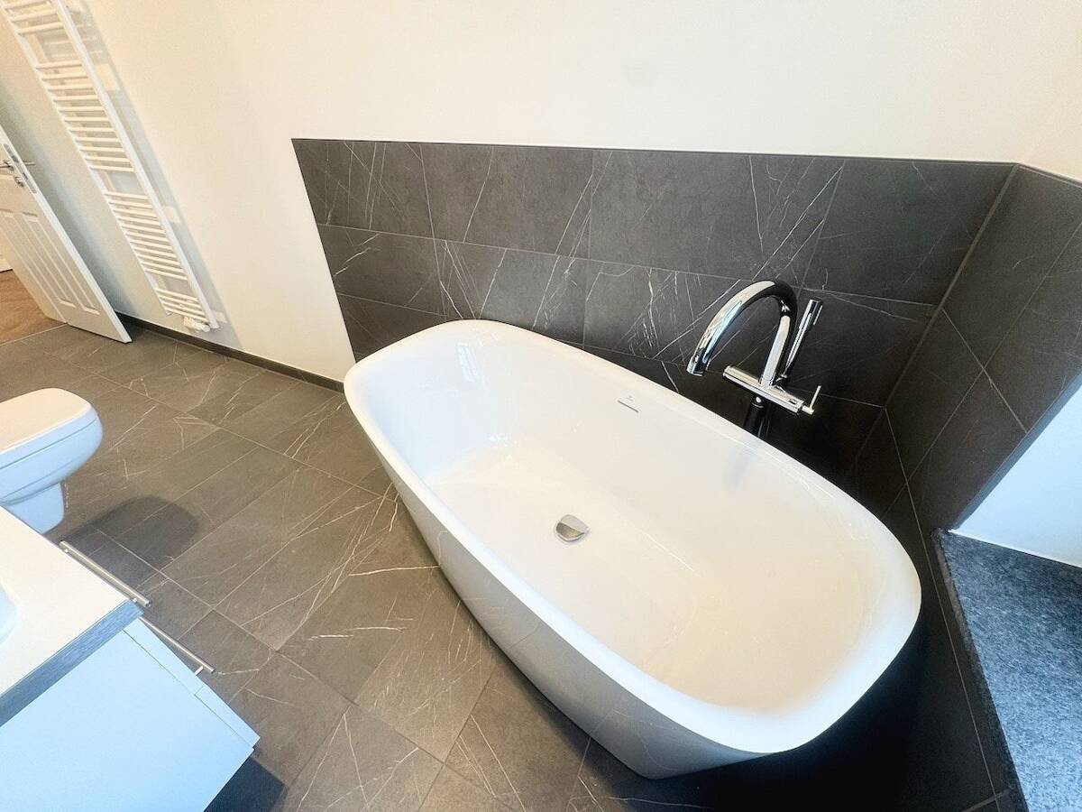 Jetzt aber! * Erstbezug * Parkett * Fußbodenheizung * tolles Bad * Wanne & Dusche * LED-Licht – 4177 Leipzig – Bild 1 von 9