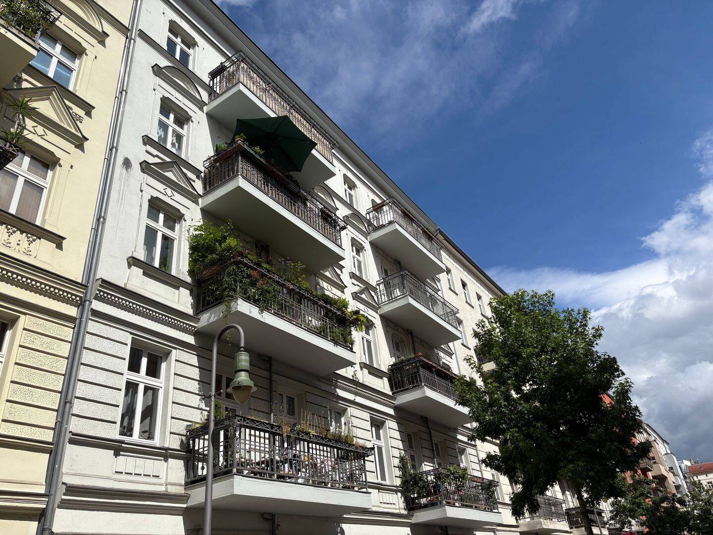 Erstbezug von klimatisierter 4-Zimmer-Dachgeschosswohnung mit Ost- und Westterrasse in Kiezlage – Berlin – Vorschaubild 3