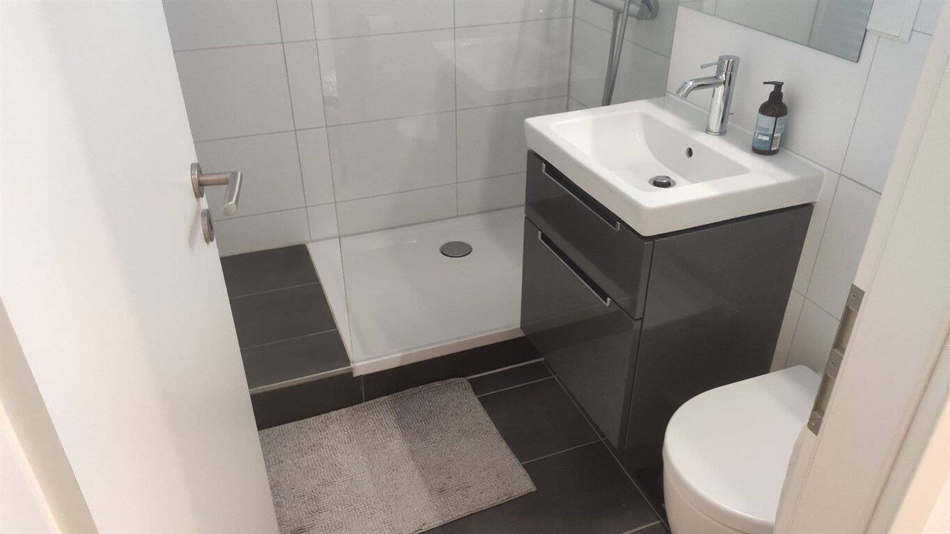 ** Neu saniertes Apartment in direkter U-Bahn Nähe zum Selbstbezug ** – München – Vorschaubild 3