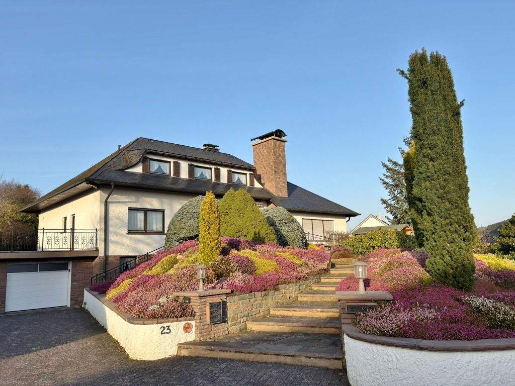 **Großzügiges Wohnhaus mit Schwimmbad und Einliegerwohnung in der Eifel** – Bleialf – Bild 1 von 9