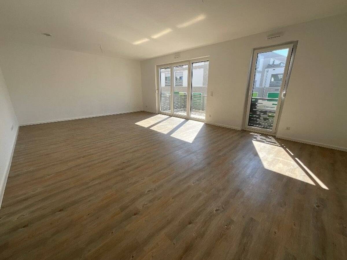 47124/45 Helle 3-Zimmer-Wohnung (ca. 95 m²) mit großem Balkon und bodentiefen Fenstern in Düsseldorf-Gatherhof – 40472 Düsseldorf – Bild 1 von 9