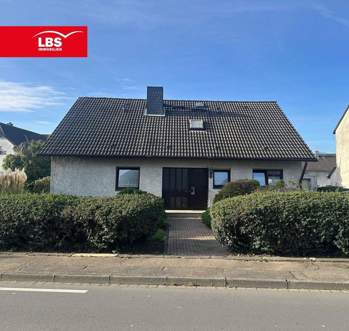 Großzügiges Einfamilienhaus mit Einliegerwohnung in Leverkusen Bürrig! – Leverkusen – Bild 1 von 9