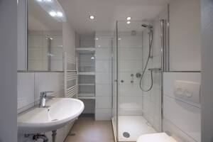GRAFENBERG: Stilvoller Wohlfühlfaktor - möblierte 2-Zimmer-Wohnung mit Loggia und Aufzug – 40235 Düsseldorf – Vorschaubild 8
